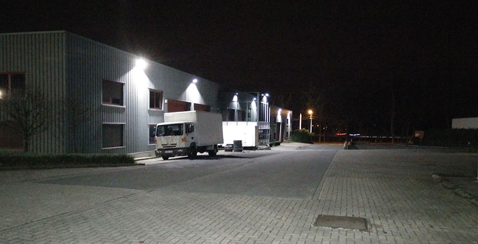 Zone industrielle de Ternat sécurisée par des émetteurs LED. - ©Voltron®